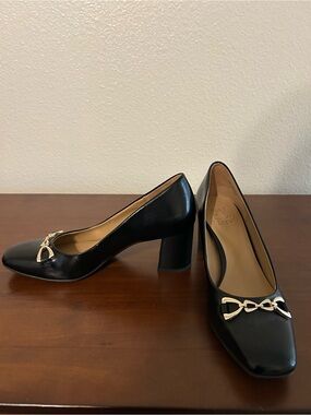 Naturalizer Black Leather Mid-Block Heel Pumps with Gold Chain